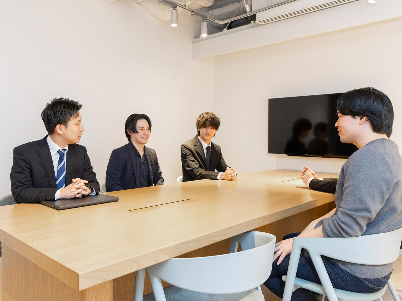 月給を月単価の70%と定めた「明確な報酬体系」と組み合わせて、エンジニアが収入アップする道をつくっている。