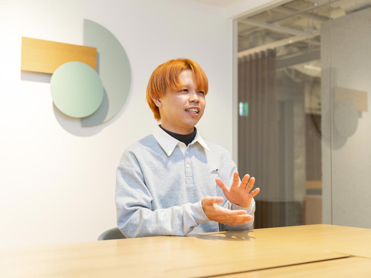 開発に集中したいエンジニアの意向を汲み、「帰社日」も「日報」も設けず、担当営業による定期的なコミュニケーションを実践している。