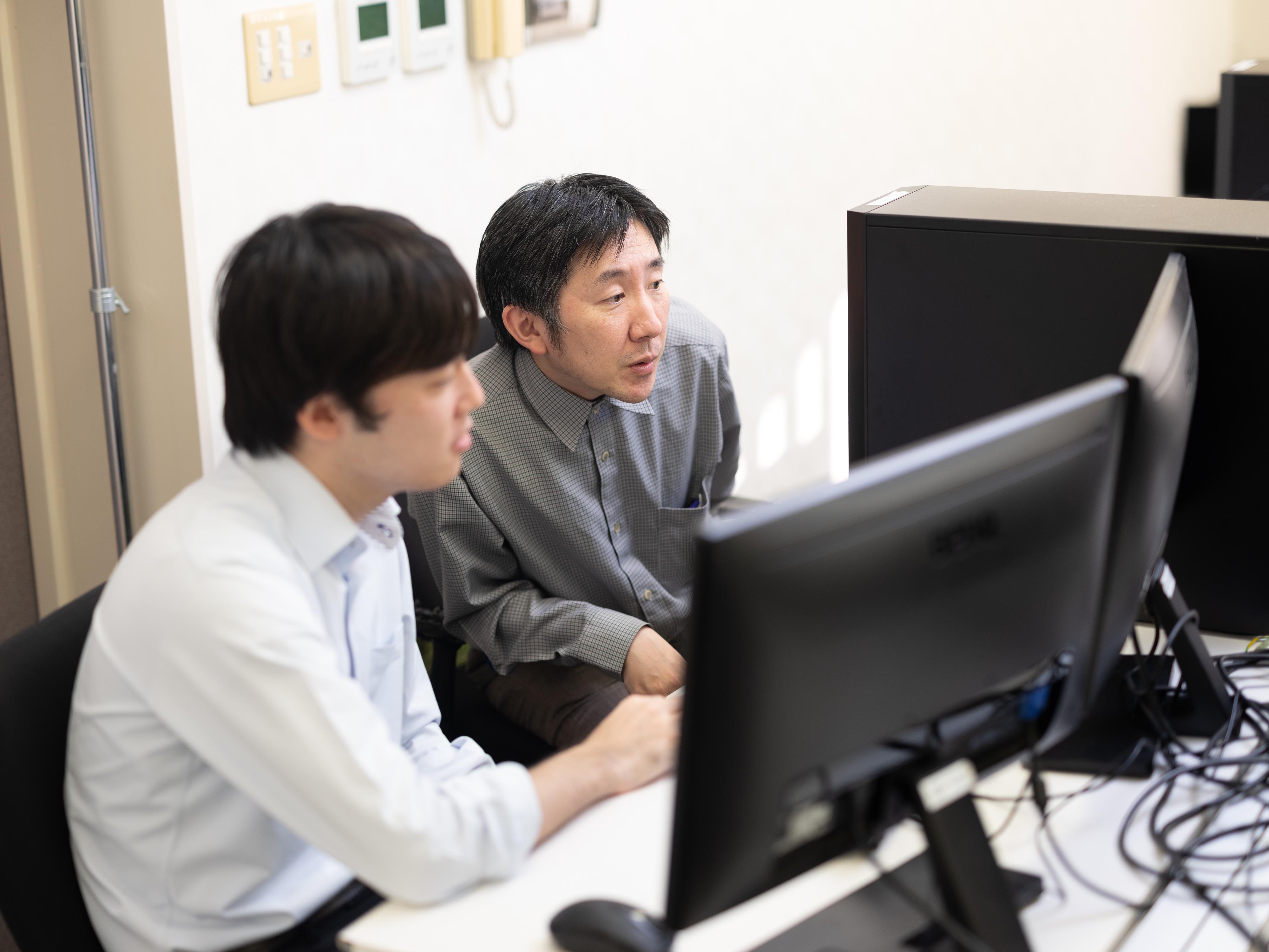 社内開発チームの様子。
コミュニケーションを密に取りながらPHP開発を行っています。