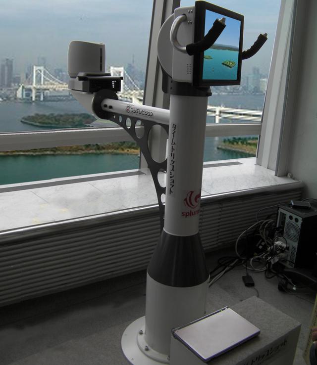 フジテレビ本社社屋に設置された「タイムトリップショット」。現在と江戸時代のお台場（ＣＧ＆実写）とを画面の中で旅することができます。スプリュームではプログラムと筐体制作を担当しました。