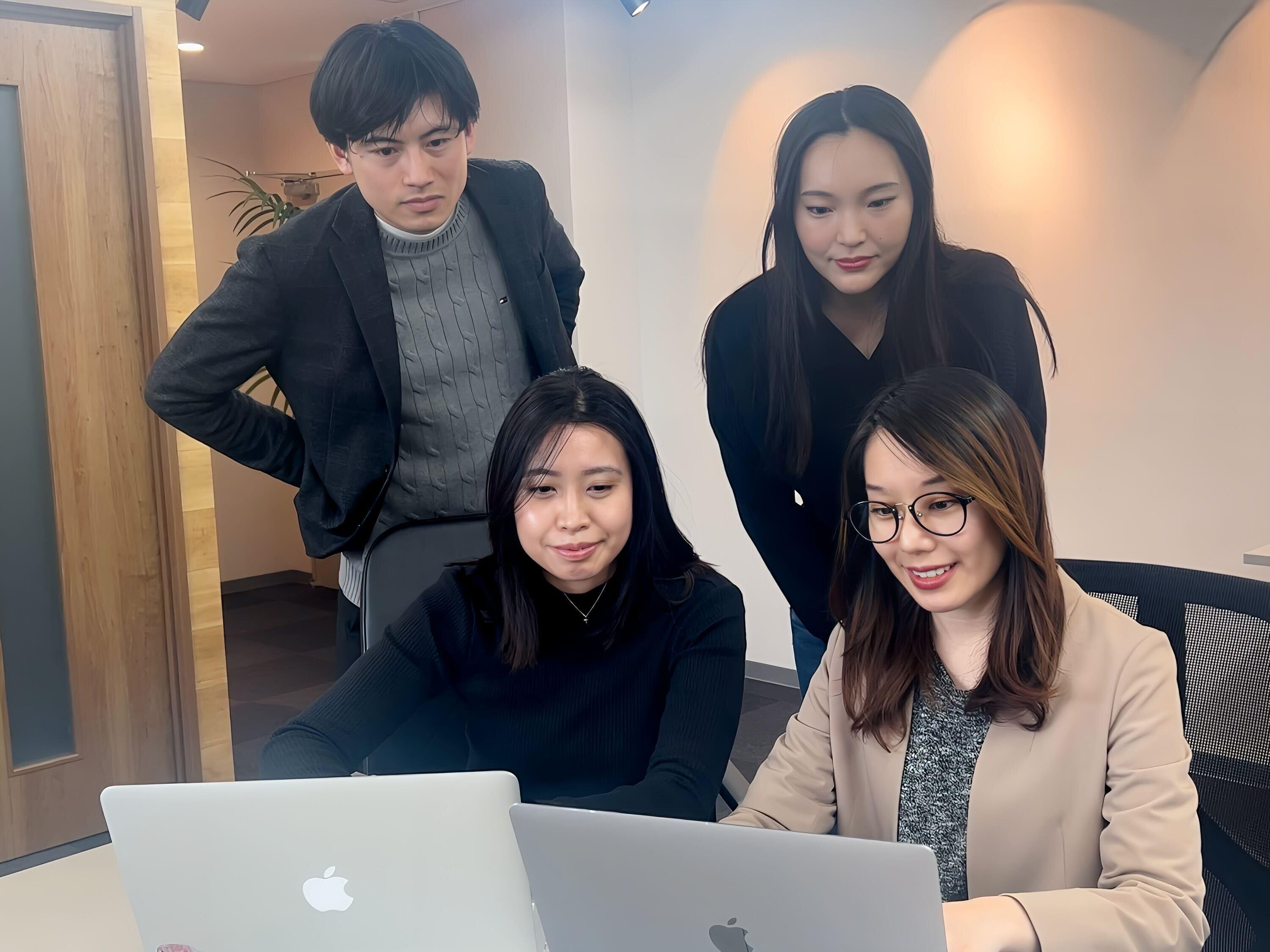 入社したばかりのメンバーにも、大きな挑戦の機会が待っています。チームのゴールと自分の夢を重ね合わせることで、日々の仕事が自己成長へ直結。だからこそ、一人ひとりが驚くほどのスピードで成長し、未来へ続く力強いキャリア曲線を描いていけます。