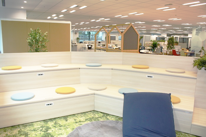 勉強会やフランクな打合せで利用できるベンチスペース。yogiboで小休憩も◎