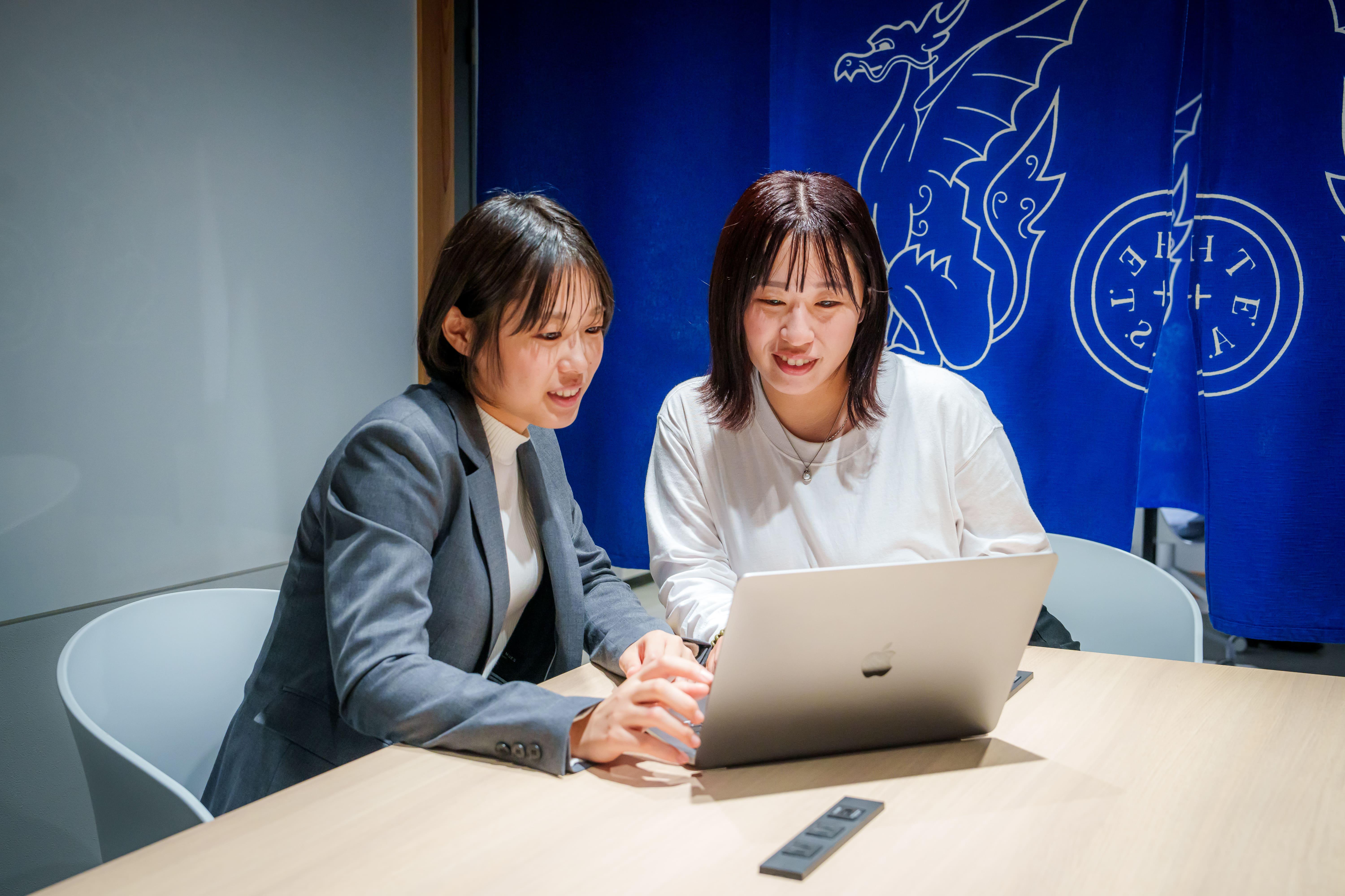 同社は2017年に設立し、店舗サービス業に特化した独自の店舗マネジメントDXツール『はたLuck』を提供する。