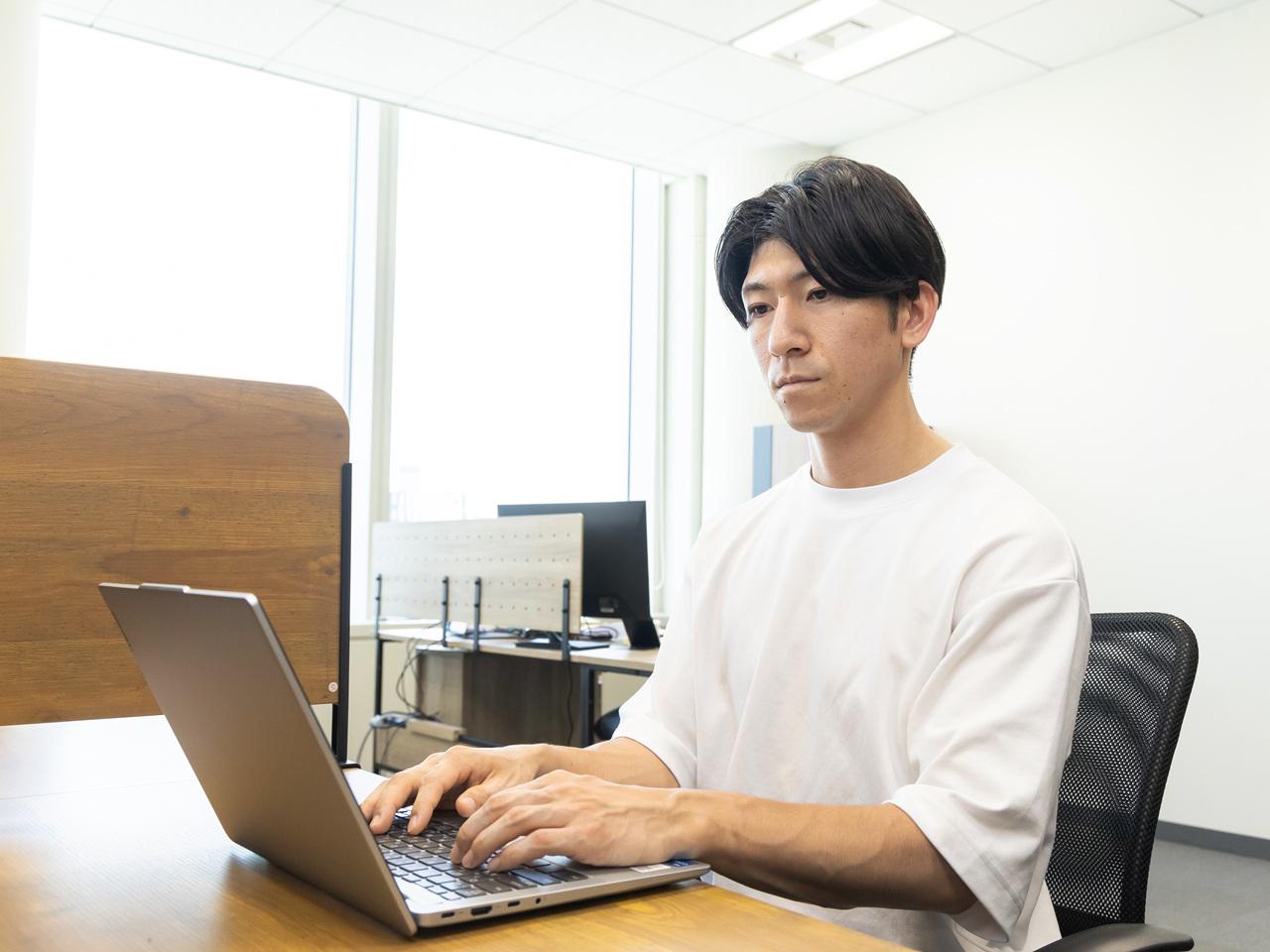 AI学習費用は全額会社負担。Udemy Business無料、G検定・E資格の受験費用全額負担＋合格報奨金、技術書籍の購入補助。AIスキルの習得段階に応じたAI手当（月1〜3万円）で学びが報酬に直結します。残業月7.2時間、リモート80%の環境で、無理なくスキルアップを続けられます。