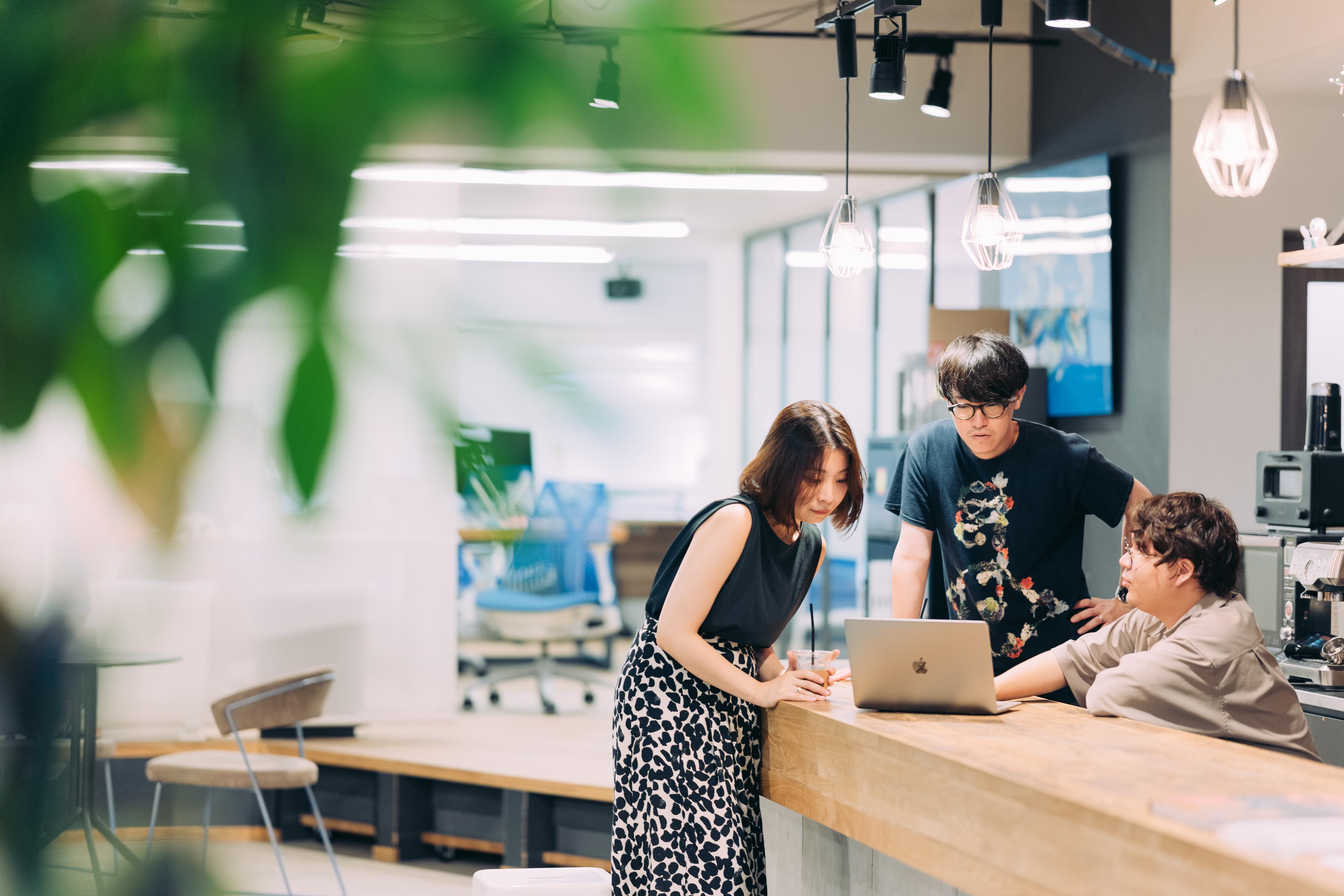 多様なバックグラウンドを持ち、デザインを信じるメンバーが集まっています。