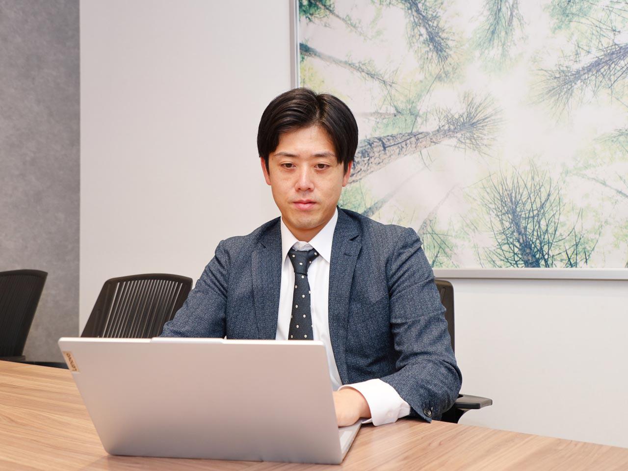 戦略策定から実行支援まで一貫して伴走し、クライアントの成長と変革を実現へと導く。