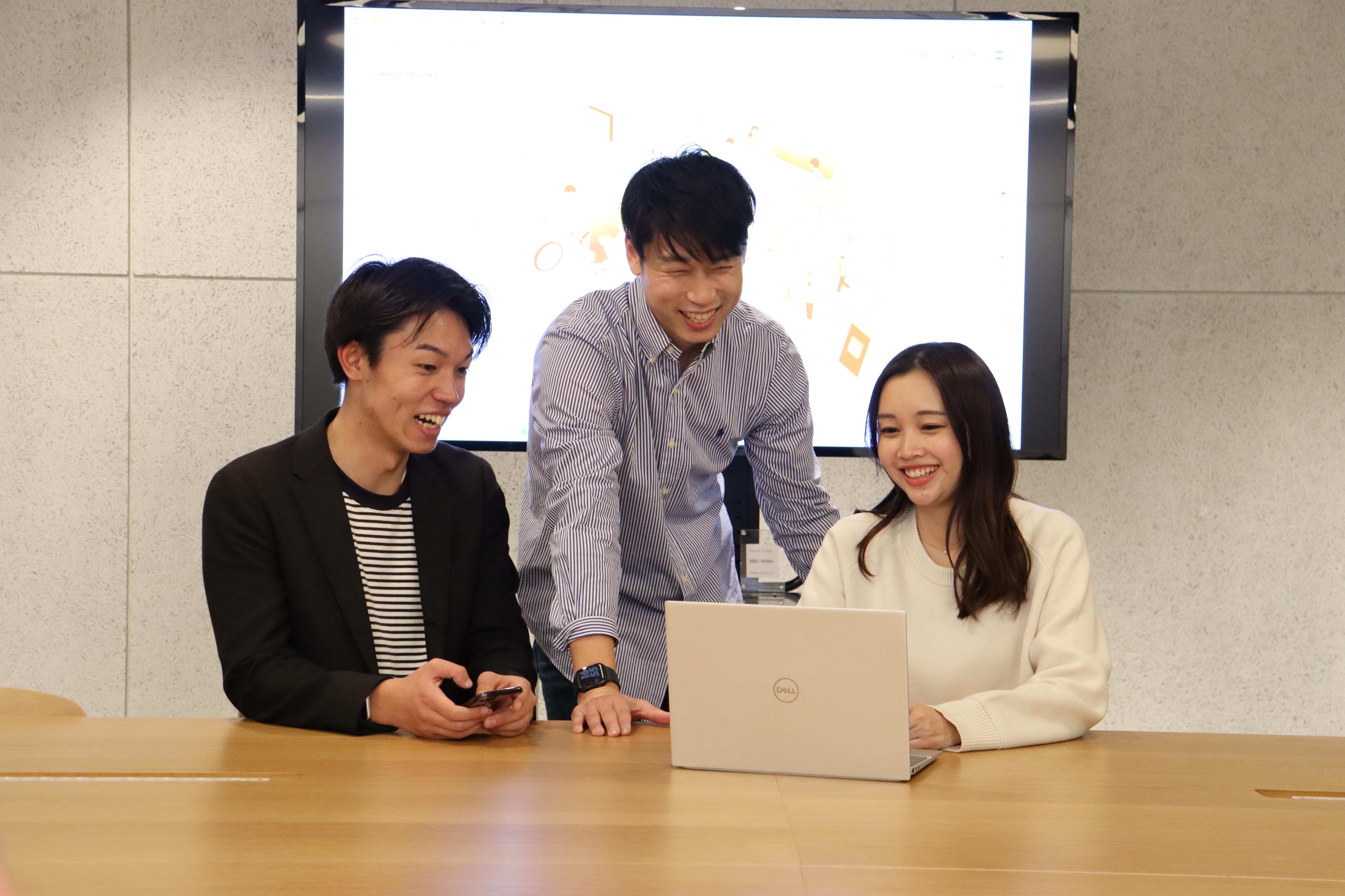 ソフトバンク社のグループ企業として設立された同社は現在、シェアサイクルプラットフォーム『HELLO CYCLING』、シェアスクータープラットフォーム『HELLO MOBILITY』に加え、駐車場の事前予約システムである『BLUU』という3つのサービスを展開している。