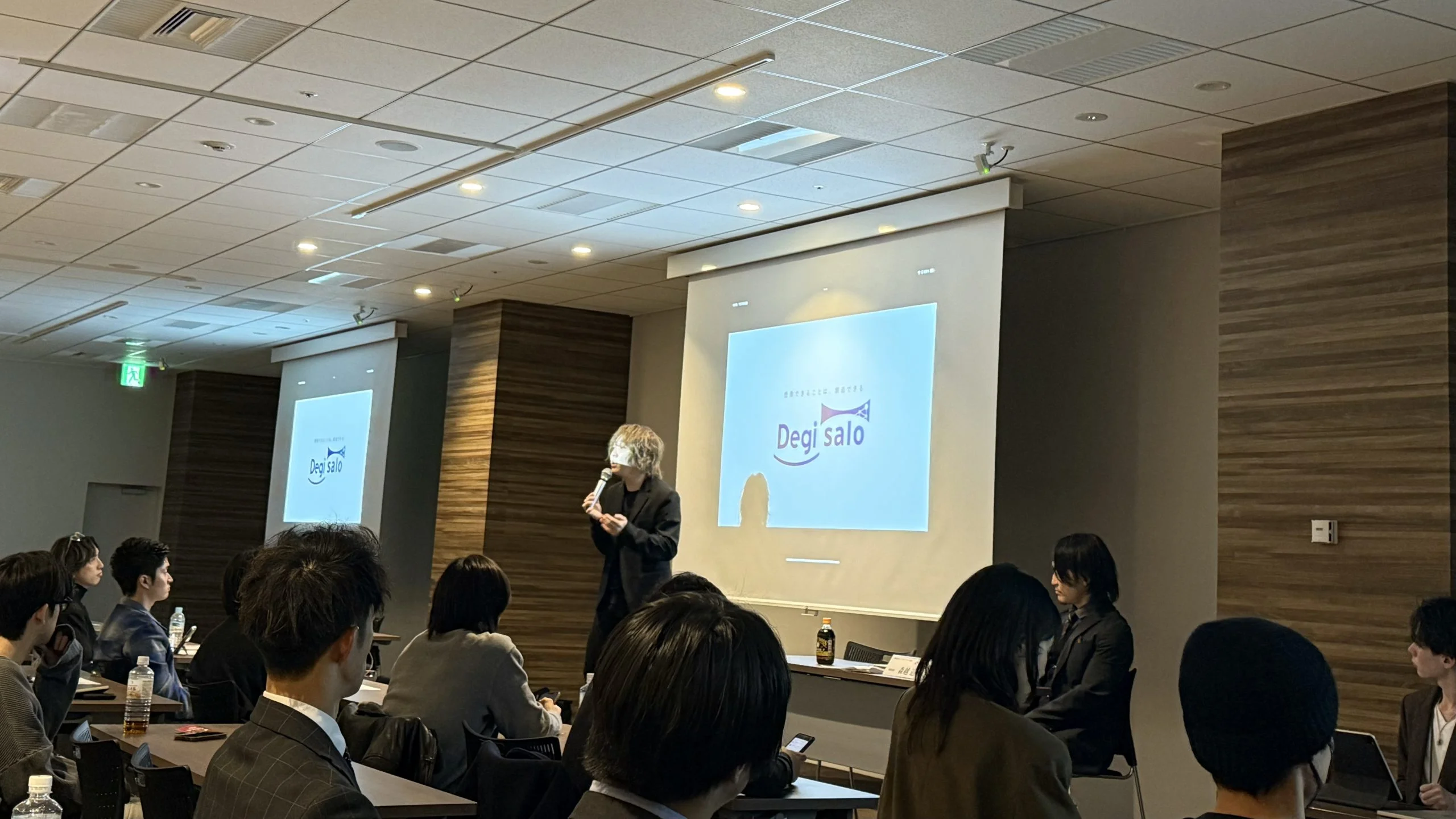 賛同する美容師約5,000名を集め潜在顧客基盤とする強みも持つ。