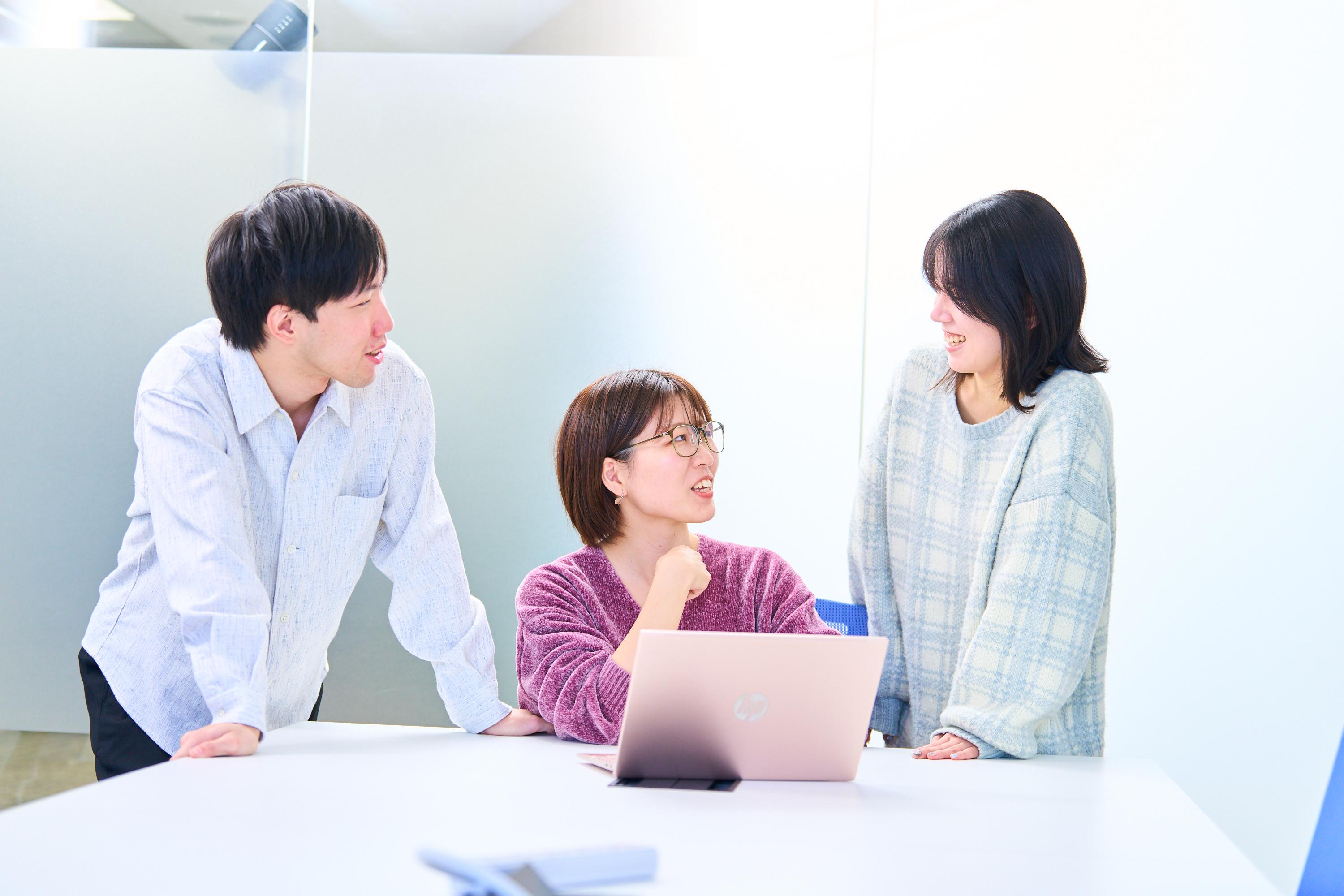 クリエイター約850名のサポート実績あり！就業中も今後のキャリアについても専任のアドバイザーに随時相談いただけます。