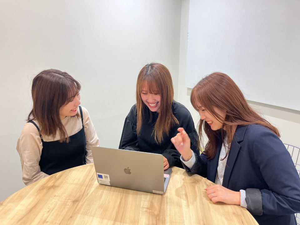 出社した際にコミュニケーションがしやすいように、オフィスはフリーアドレスにしています。（人事：大島）