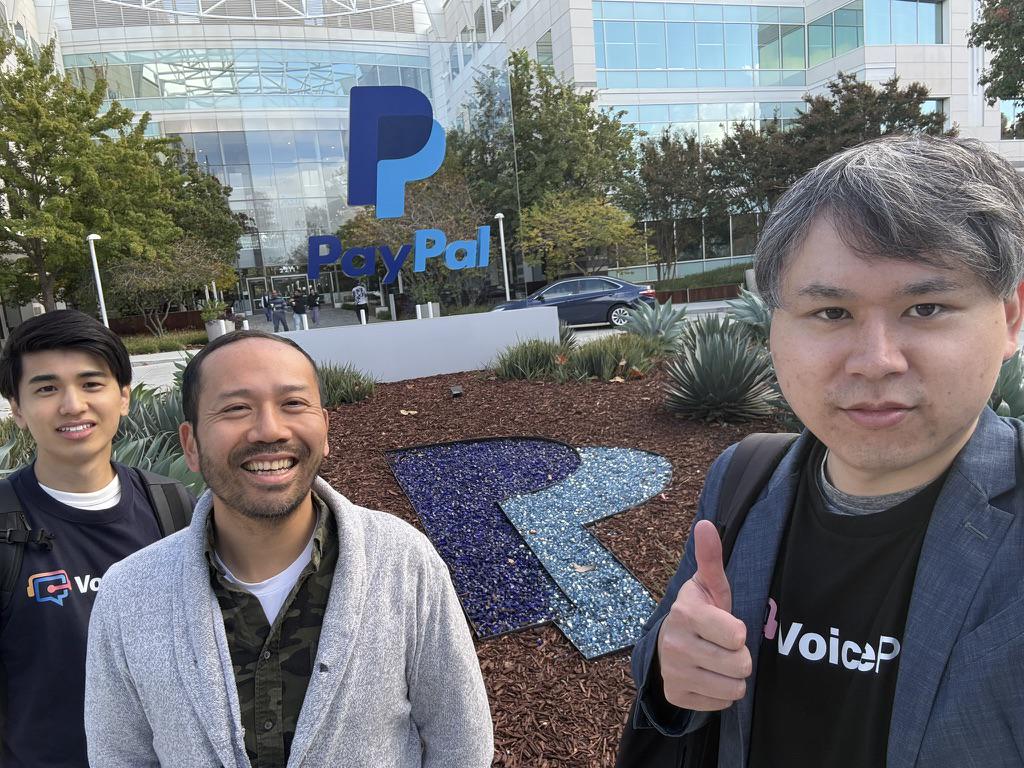 AIによる会話音声のテキストへの文字起こしと翻訳機能も搭載している。議事録を手動で取る手間が省け、Slackなど他アプリとの連携で議事録の共有も瞬時にできる。さらに、日本語、中国語、スペイン語など40言語程度へリアルタイムに翻訳もできる。