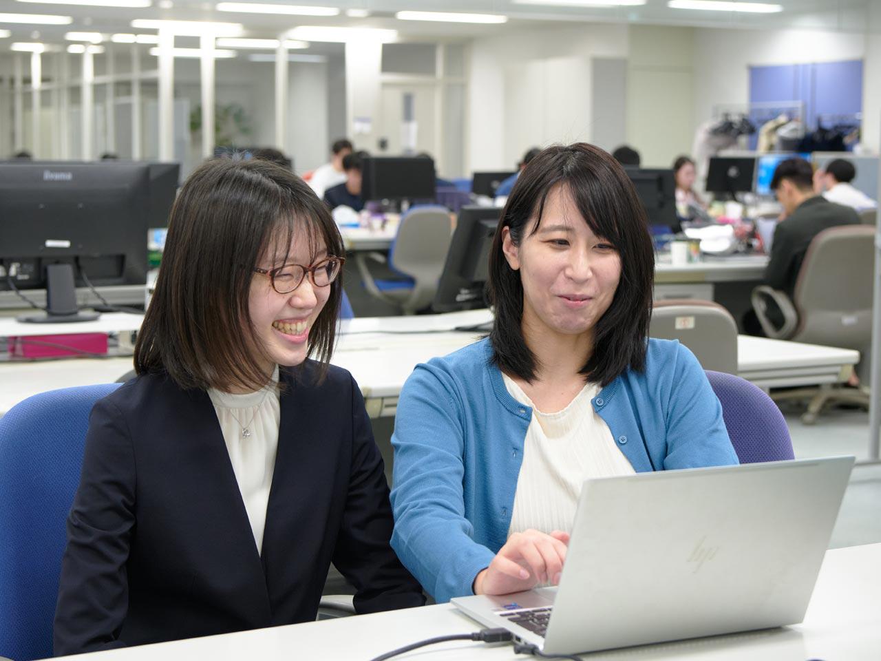 「ユーザダイレクト方式」という独自手法で、顧客の業務部門に直接伴走しながら本格運用まで導く。