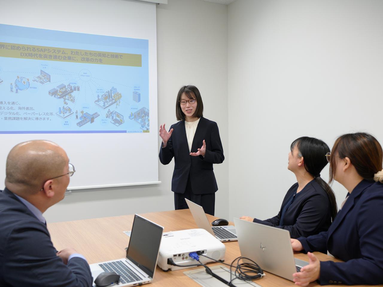 コンサルタントには業務経験者を中心に採用し、3カ月に及ぶ研修でプロフェッショナルを育成。