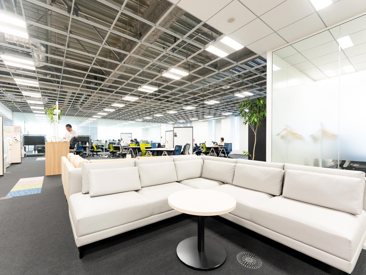 小売DXの推進で、勘と経験に頼らないスマートな現場作業の実現を目指している。