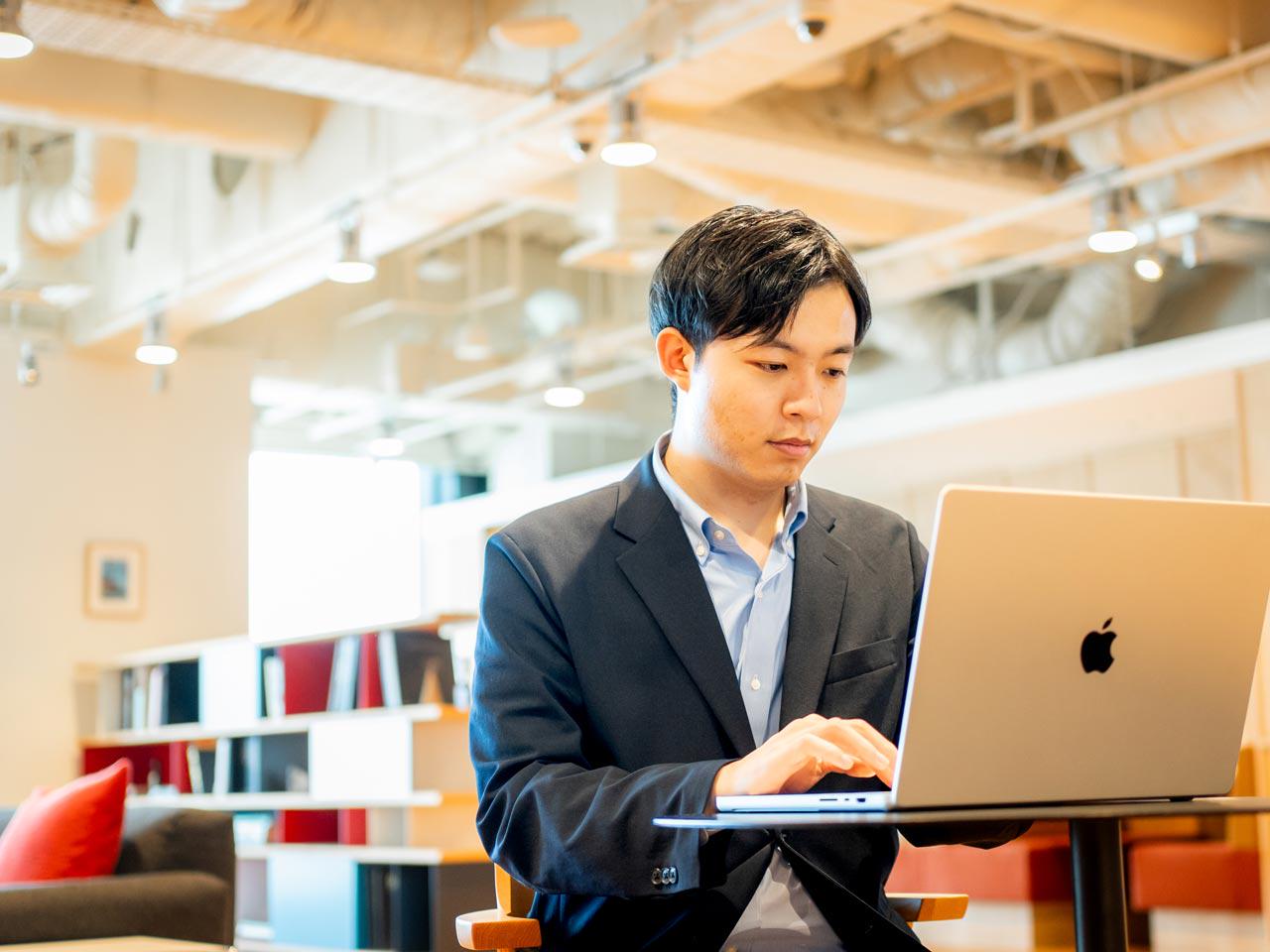 これまで、データの構造化やナレッジ抽出技術を核に、DCM、東京ガス、IHI、伊藤忠テクノソリューションズ（CTC）等の大手企業向けに、AIナレッジ基盤や特化型モデル、システムの開発を行ってきた。