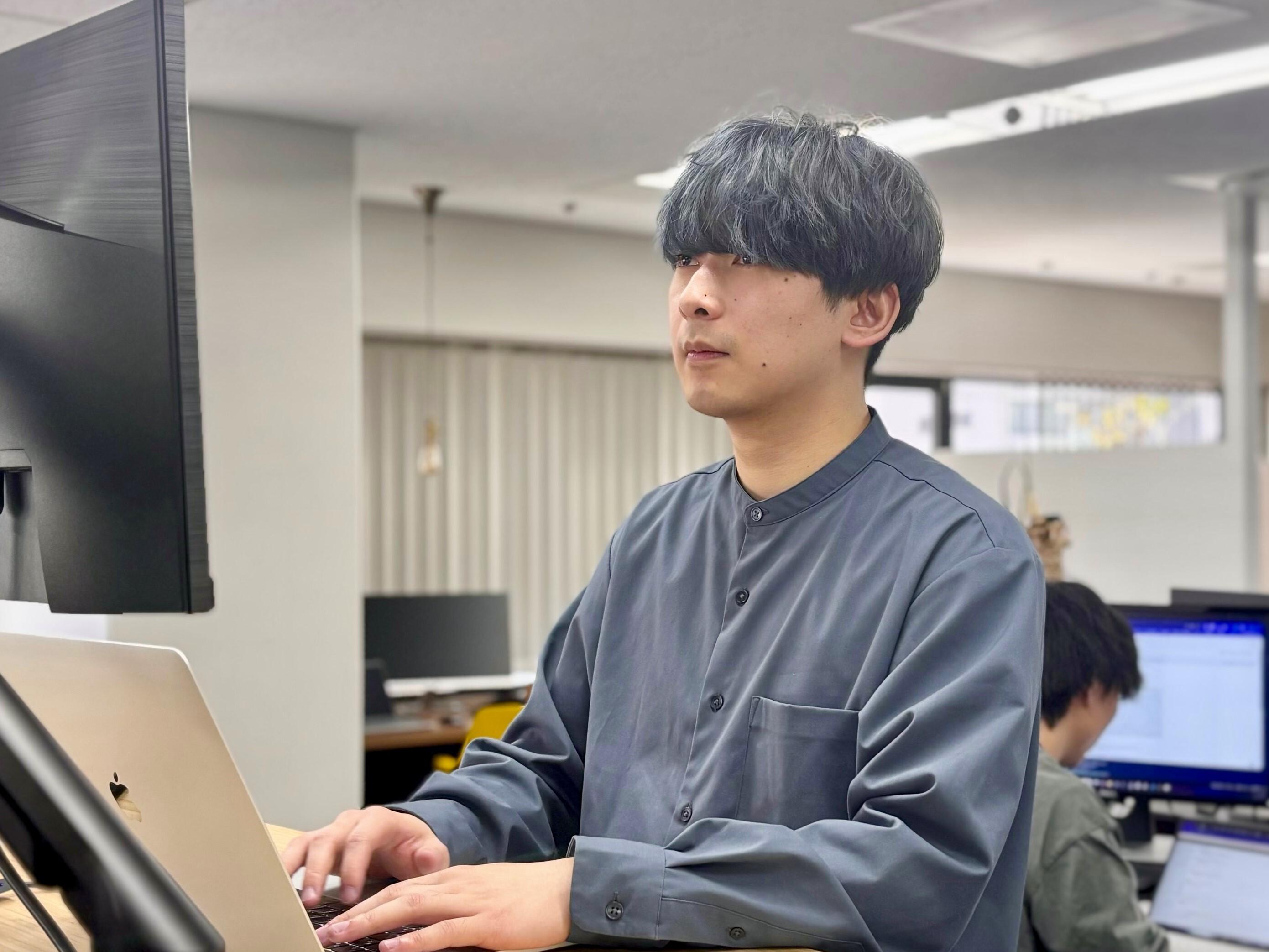 全員にノートPCを支給し、各デスクにモニターを2台設置しています。フリーアドレスなのでスタンディングデスクでの業務も可能です。