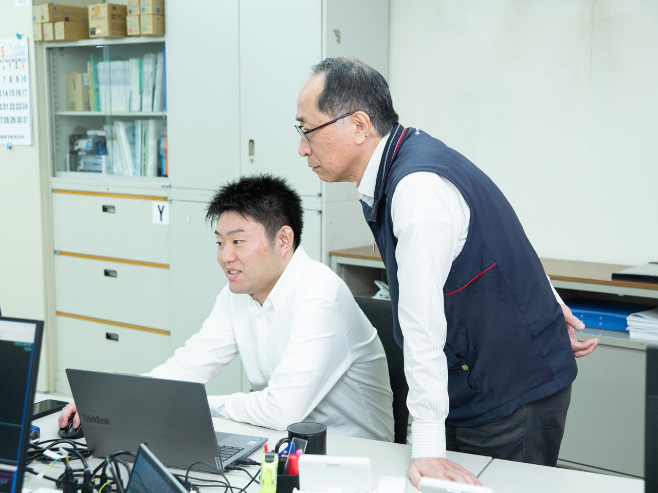 エンジンを積んだ車両の所有台数は800台（2025年5月現在）。特に大型トレーラーの所有台数は国内トップクラスを誇る。