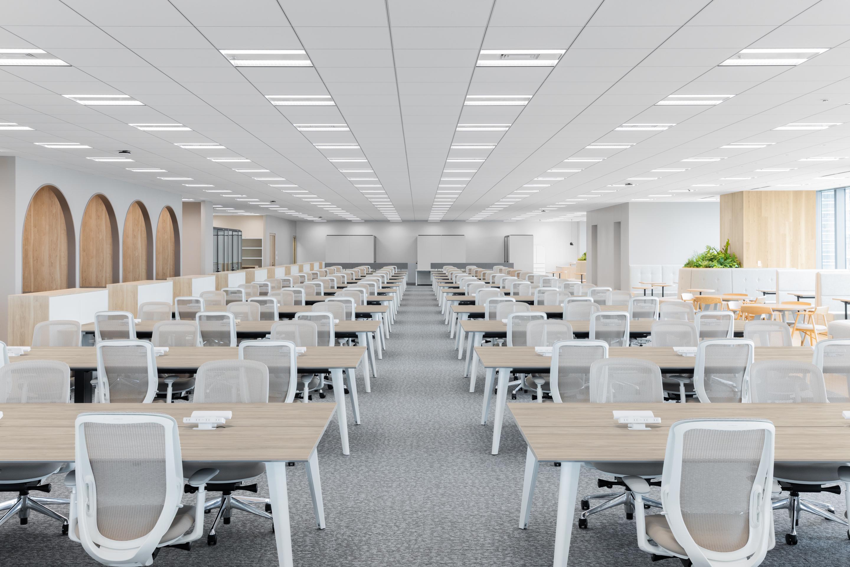 社内のコミュニケーション活性化を目的に、全席フリーアドレス制を導入しています。