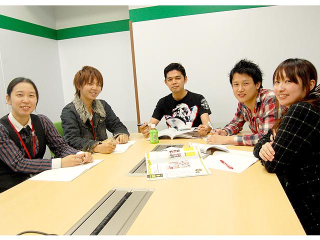 ミーティング風景。若手社員も多く活躍している。年齢や職歴問わず、フラットな社風だ。