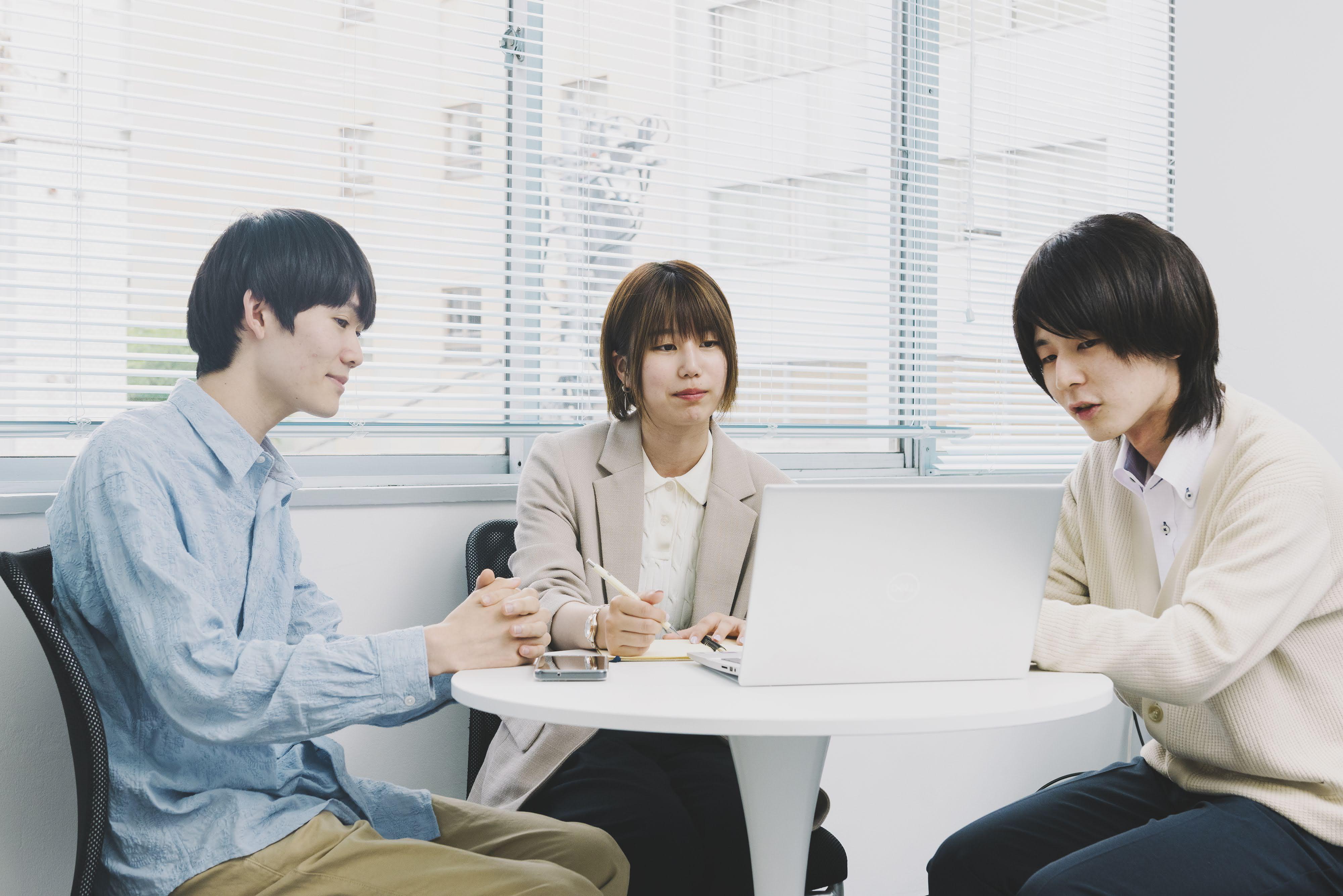 同社は、問題の発見や企画立案という最上流から、DXに必要なプロダクトの設計・開発・運用まで一気通貫でサービスを提供しており、「コンサルティング＋開発」という独自の強みも持つ。