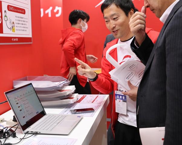 同社は中小企業や街の個店などから大手企業に至るまで幅広い企業、店舗の電話応対力の向上、顧客満足度向上に向けた『カイクラ（会話クラウド）』を提供している。