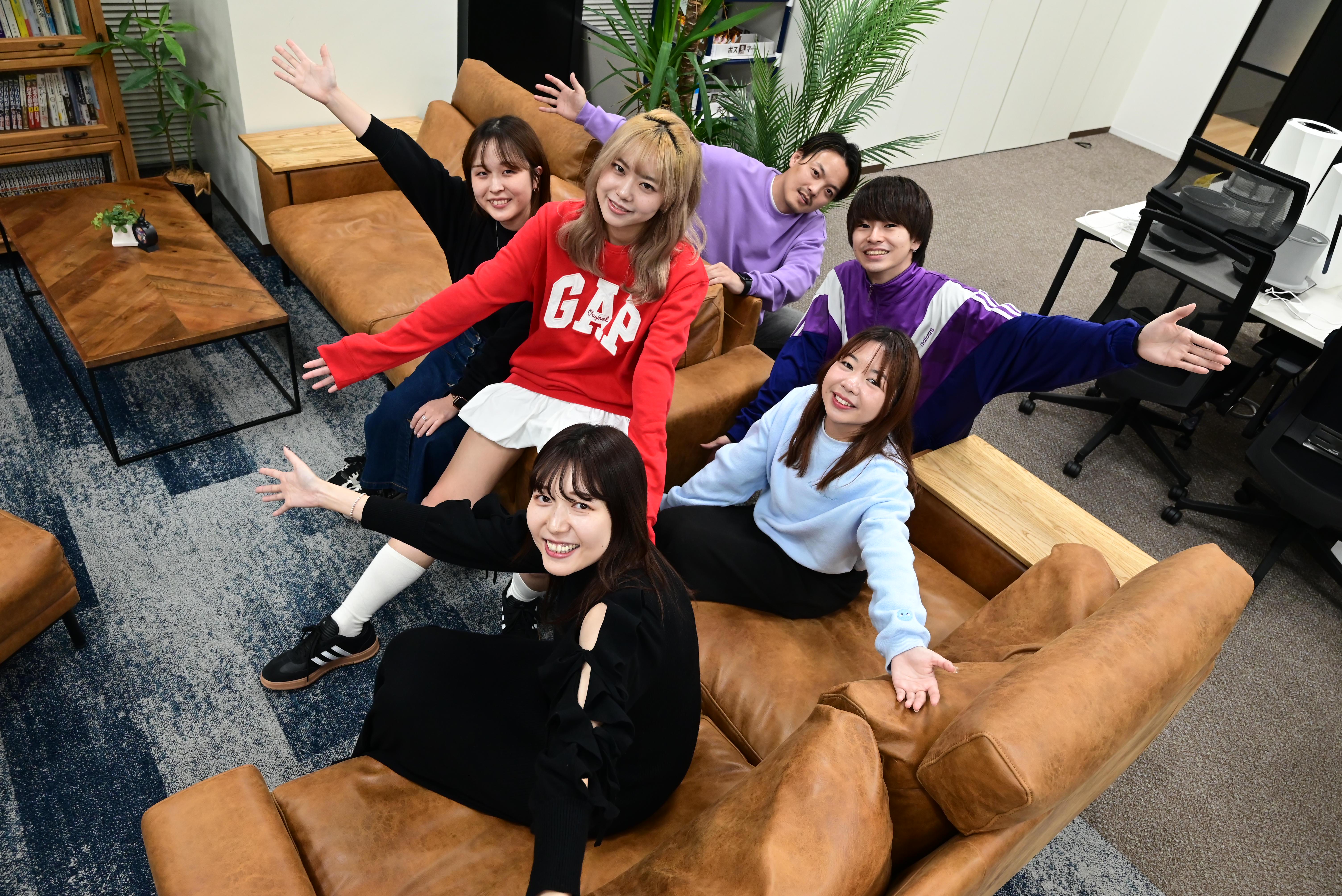 G-KITではメンバー同士が名前やあだ名で呼び合っており、フラットに限りなく近い関係です。職種を問わず、目標や課題に対しての意見交換は積極的に行い、全員でより良いものを目指して行きます。