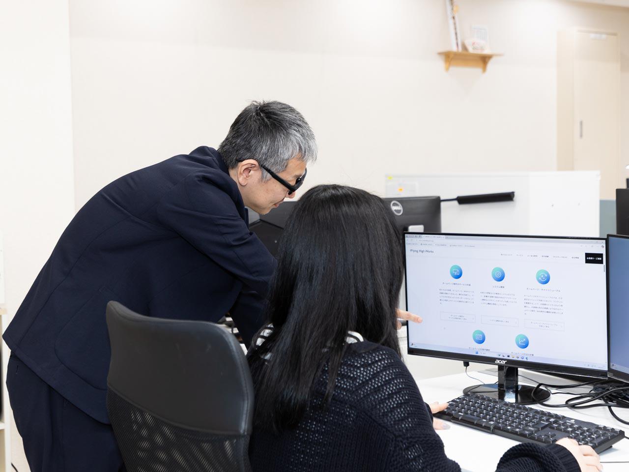 プロジェクトチームを構成し、分業制で緊密に制作・開発を進める体制を構築。