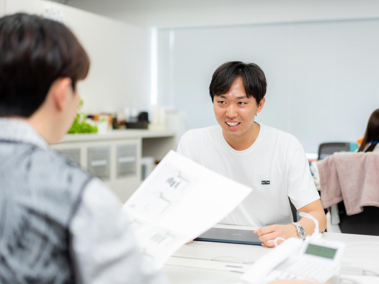 約30名で売上約50億円・利益約10億円という“超・少数精鋭”の組織による効率的な業務が特徴の同社。屋形船で親睦を深めるウェットなカルチャーも魅力である。