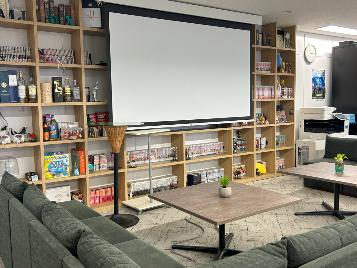 普段はミーティングや休憩で使用するラウンジスペースには、みんなの趣味がたっぷり詰まっています！
（いまは写真よりもっと増えました（笑）

現在は漫画もゲームの数も増え、より充実した空間になっています。