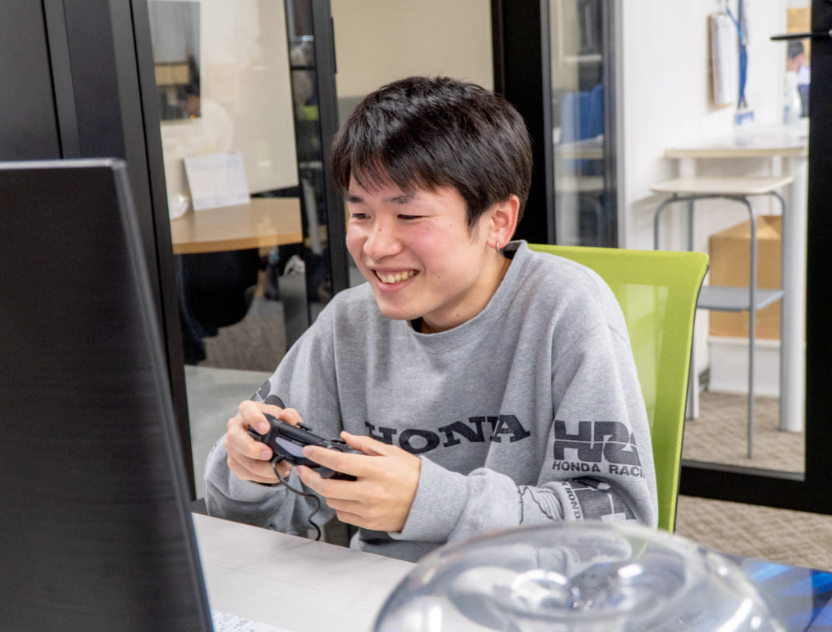 ゲーミングPCとしてだけでなく、AI関連の検証用サーバーとしても活用している自作PCがあります。
パーツの選定から組み立てまで、すべて社員の手で行われており、実験的な開発環境として日々活用されています。

業務で得た知見や技術トレンドをもとに、「こうしたらもっと検証しやすいのではないか」といった発想を形にしており、単なる業務用環境ではなく、技術検証や学びの場として日常的に活用されています。