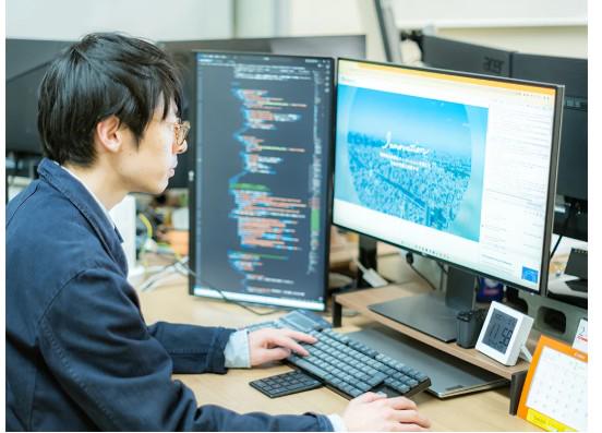 事業内容：自社サービスのWebデザイン制作や販促物の作成・改善