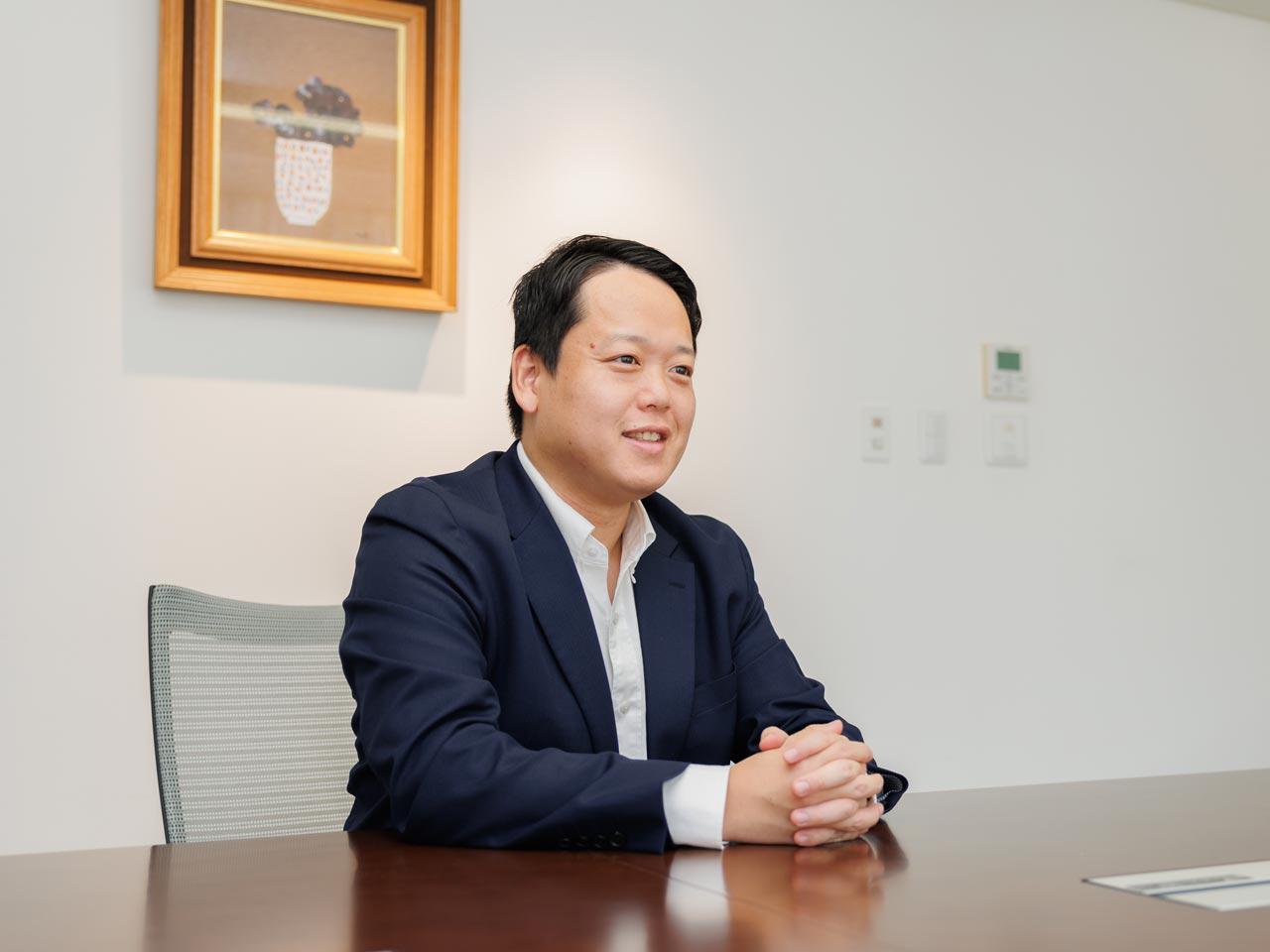 業界No.1の実績を誇り、中国の大連市に年間約400万冊を製造できる専用の自社生産工場も持つ。