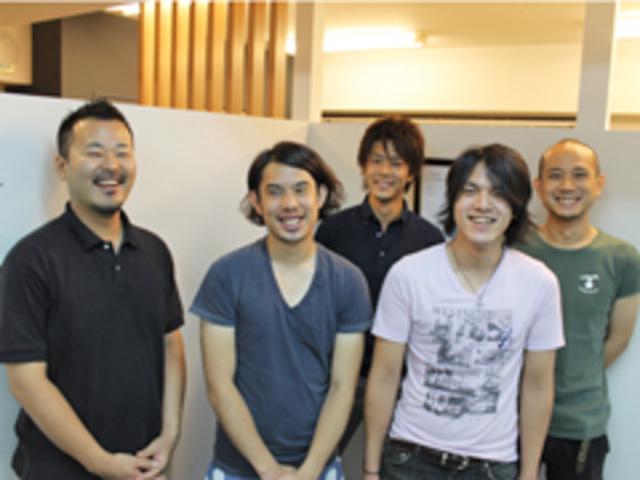 この写真はつくり笑いですが、本当に笑いが絶えないオフィスです。