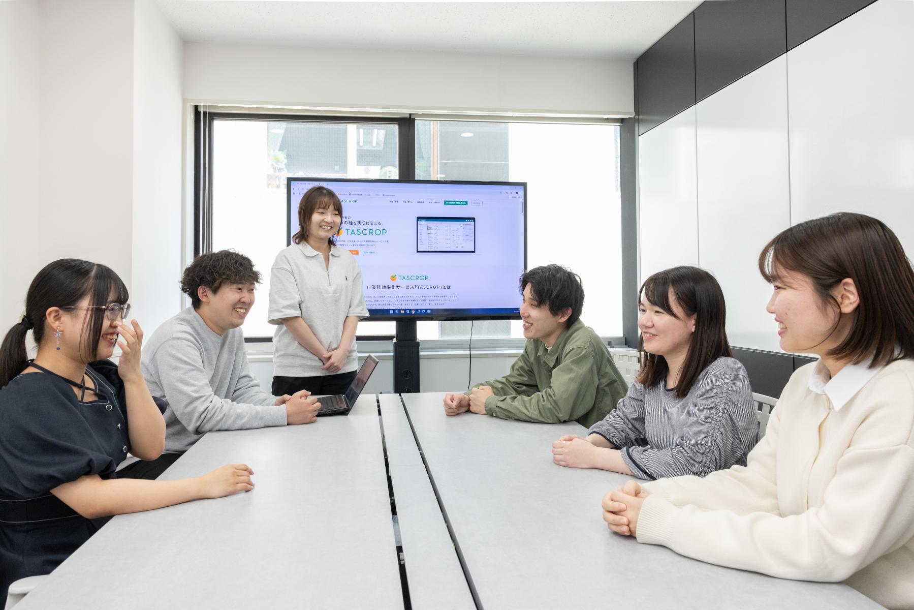 先輩も後輩も分け隔てなくメンバー全員で議論を定期的に行う同社。