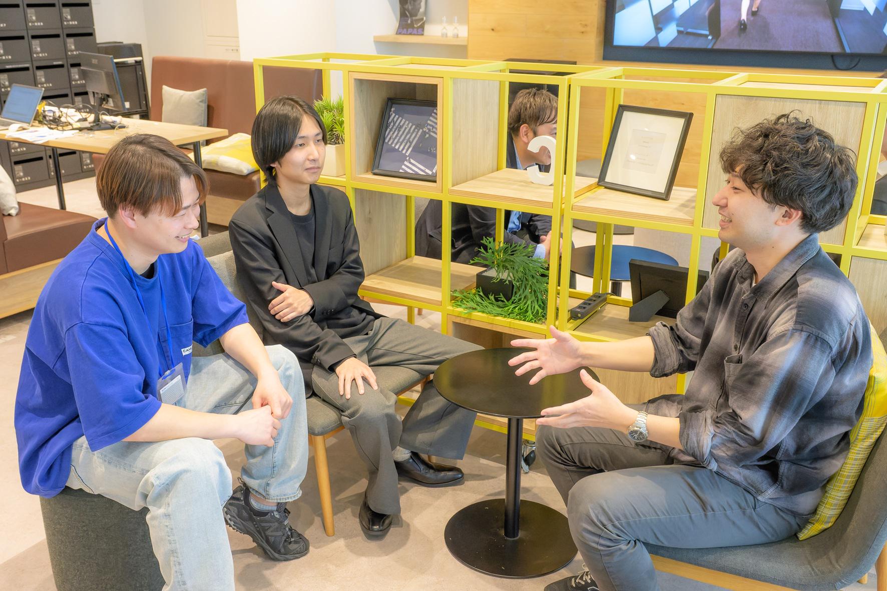 毎月定例会を開いて各現場の状況などを共有しているほか、月1回のペースで全メンバーと１ on １を行っている。