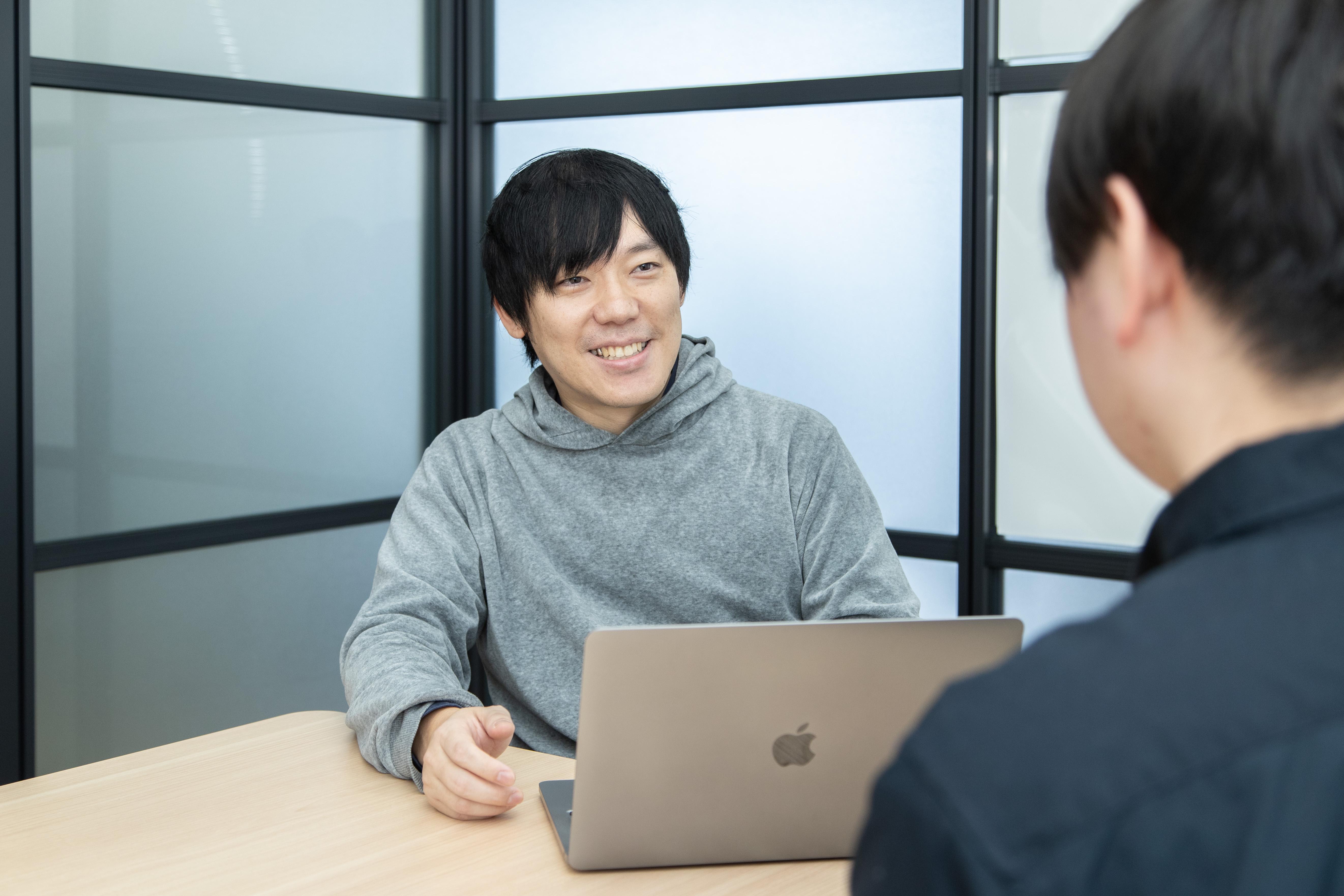 エンジニアの技術力アップに繋がる勉強会をオンラインで頻繁に開催し、社内に動画配信。チャットツールを活用した技術共有にも積極的。