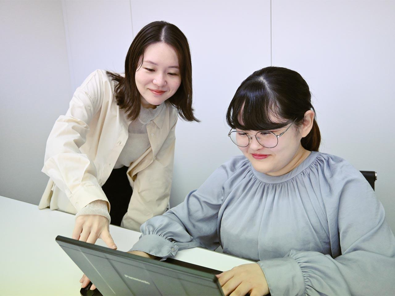 社員それぞれがお客様先に常駐して働くことの多いSES事業でありながら、社員が幸せに働ける環境づくりと真剣に向き合っている。