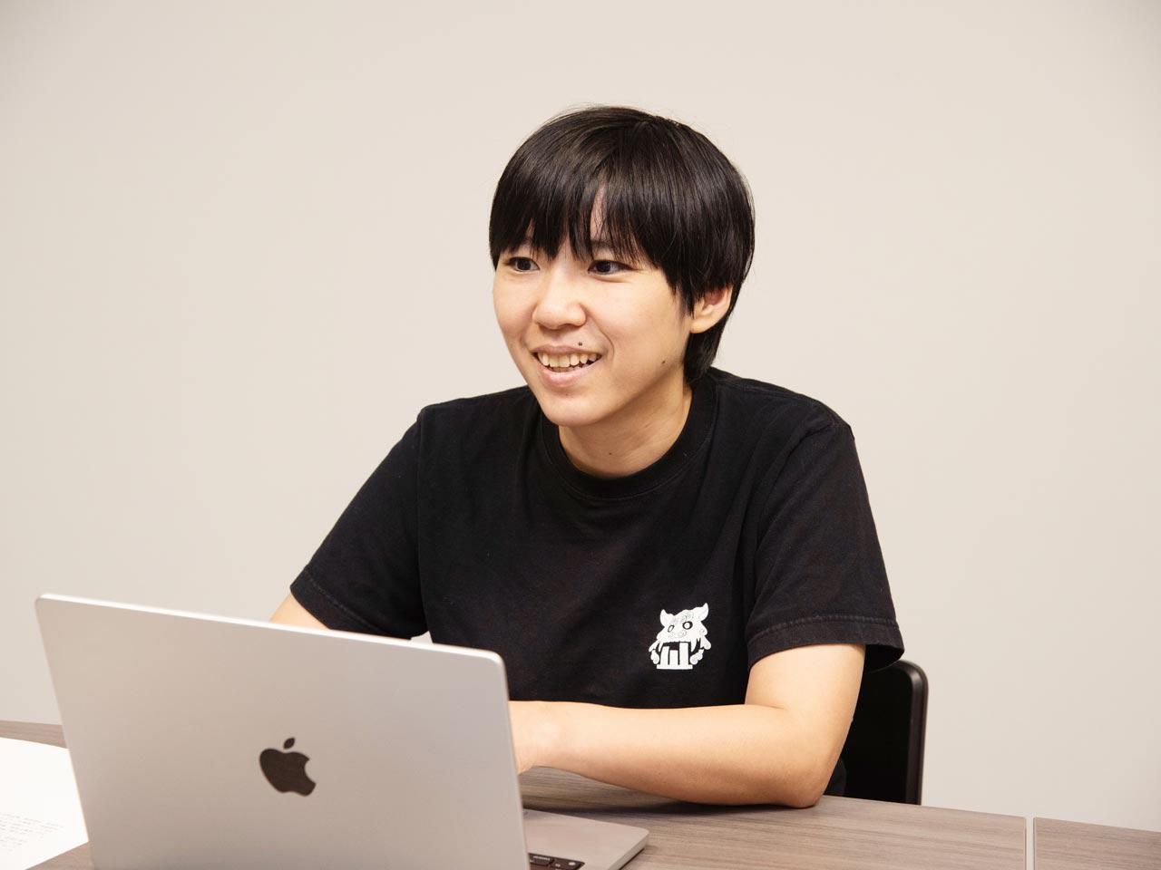 代表取締役・真嘉比愛氏の「沖縄に“最高に面白い仕事”を創りたい！」という思いから生まれた企業だけに、手掛ける案件の技術レベルも給与水準も東京や大阪の同業他社と遜色なく、他県に住んだままフルリモートで勤務する社員も少なくない。