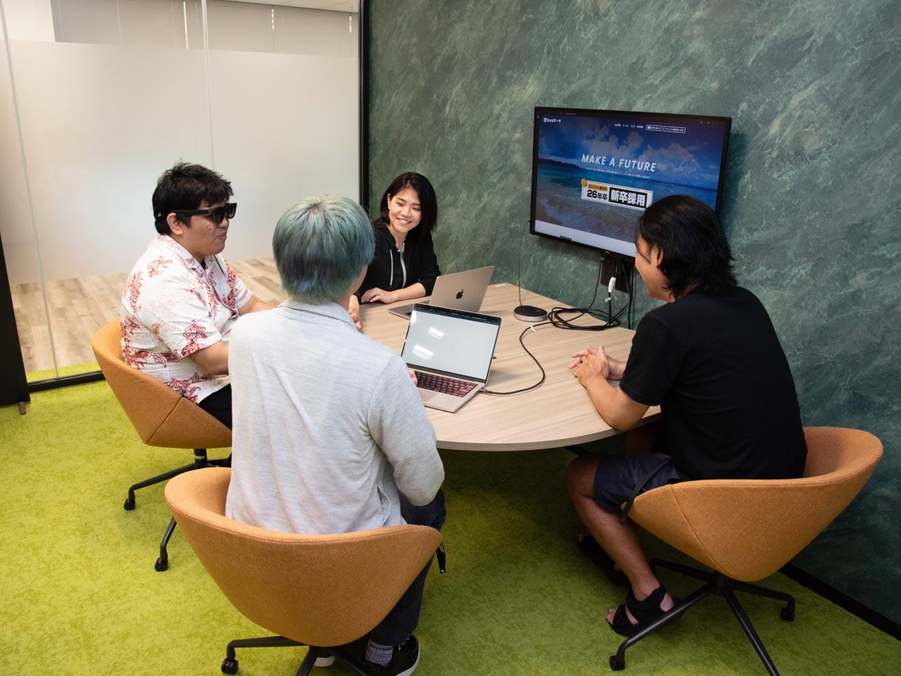 つい先ごろ、オフィスを宜野湾市から浦添市のウォーターフロントに立地する地上17階建てのビルに移転したばかりだ。