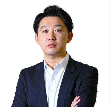 専務取締役CMO　佐藤隼人