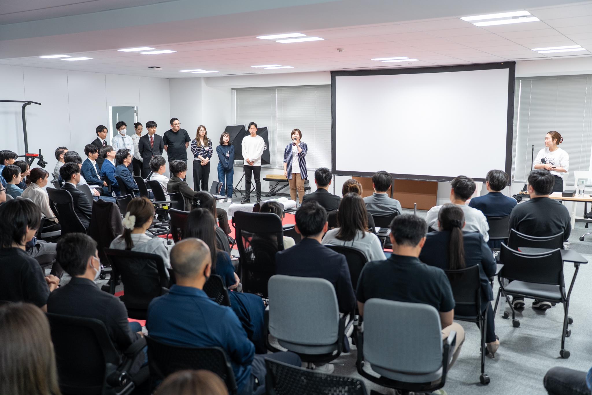 毎週30分ほど全社員参加のTopics共有会を設け、各事業部のベストプラクティスを共有しています。

四半期に１回、全営業所メンバーが本社に集まり、事業進捗の振り返りと今後について目線合わせを行っています。