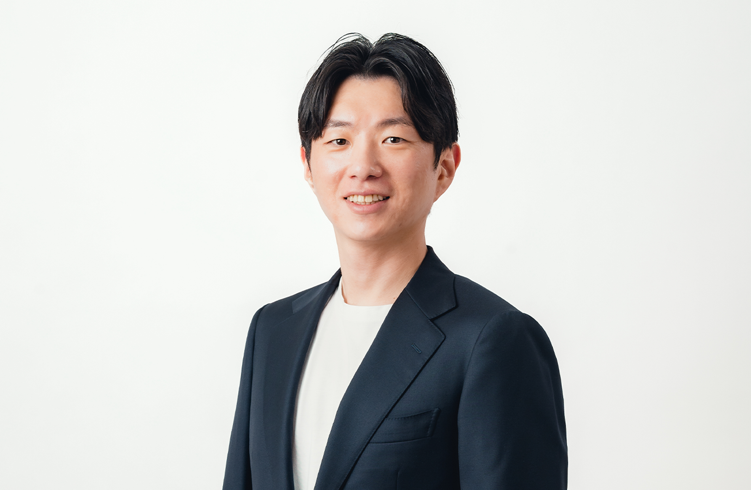 代表取締役社長
朴貴頌（ぱくきそん）

慶應義塾大学卒業後、2010年に株式会社リクルートに入社。HR領域を手がける部門にて、コンサルティング営業として約500社の採用・育成の支援を行う。在籍した5年間で全社MVP等を30回受賞するなど、トップ営業として組織をリードする。家業である株式会社日光オートに転職。運送業界と取引が多かった家業での経験を通じて、古き商習慣が色濃く残る同業界にポテンシャルを感じ、テクノロジーの力で業界の仕組みを変えるべく、株式会社Azoopを設立。