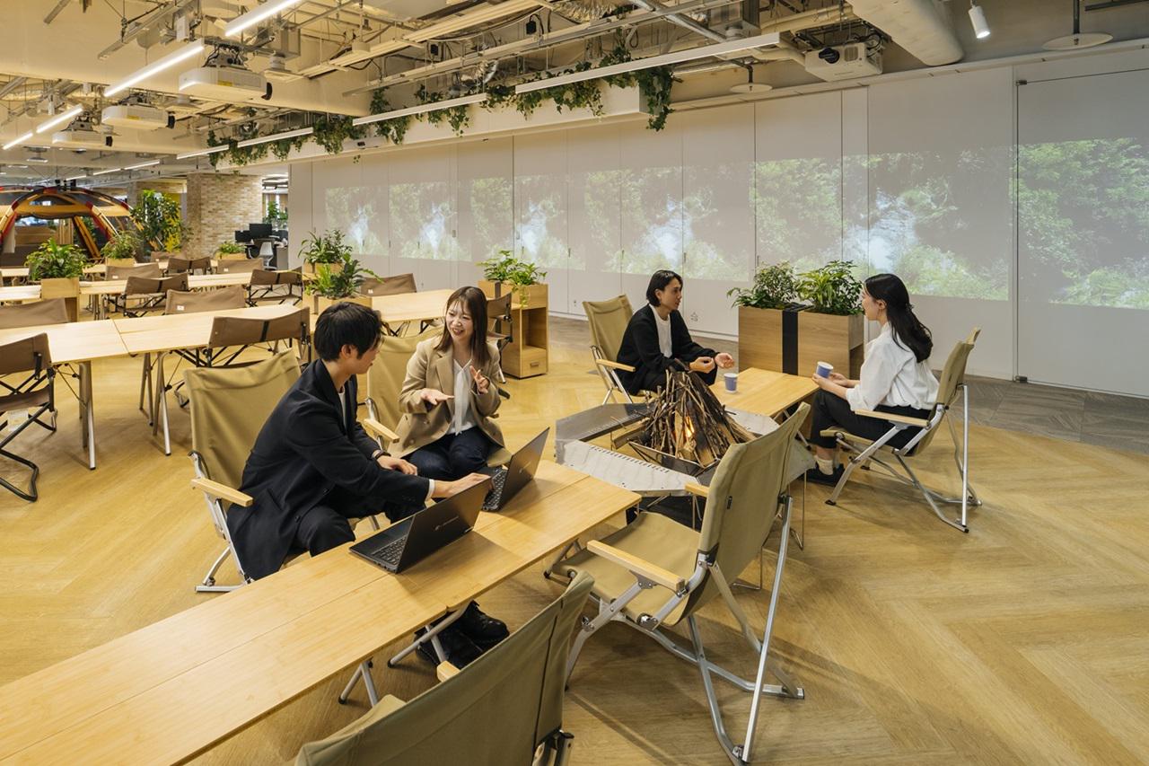 「パーク」と名付けられた大スペース。椅子と机はキャンプギアを採用し、簡単に片付けることができ、用途に応じてイベントスペースに早変わりする。