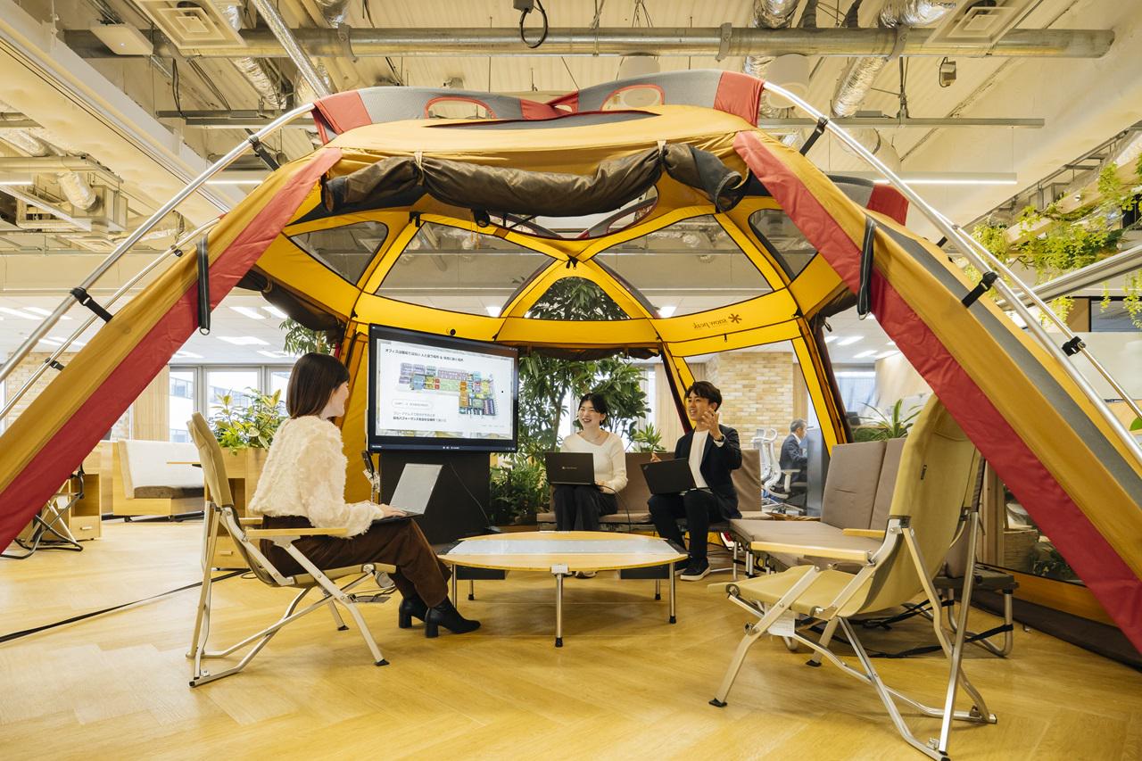 キャンピングテントに囲まれたディスカッション空間は第三者が覗くことができ、アイデアの触発を促進する。さらに、高機能を備えた1on1専用ブースもある。