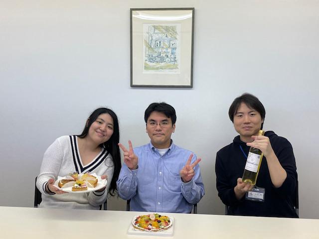懇親会前に、誕生日月メンバーがタルトケーキとワインで・・・。

私たちと一緒に、会社を創り上げて行く仲間を募集中！！