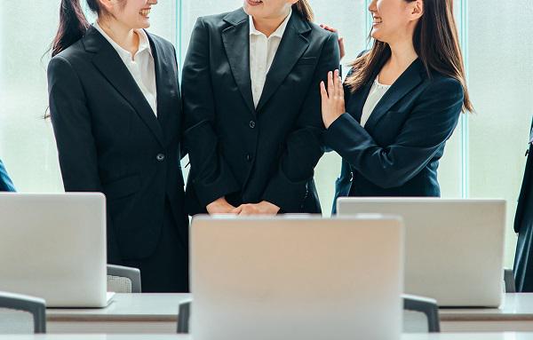 部門内教育、案件OJT、資格取得奨励金制度、書籍購入補助、各種研修を設けています。配属後はマネージャーやリーダーと情報を共有し、案件や業務上の課題を相談しながら進めます。