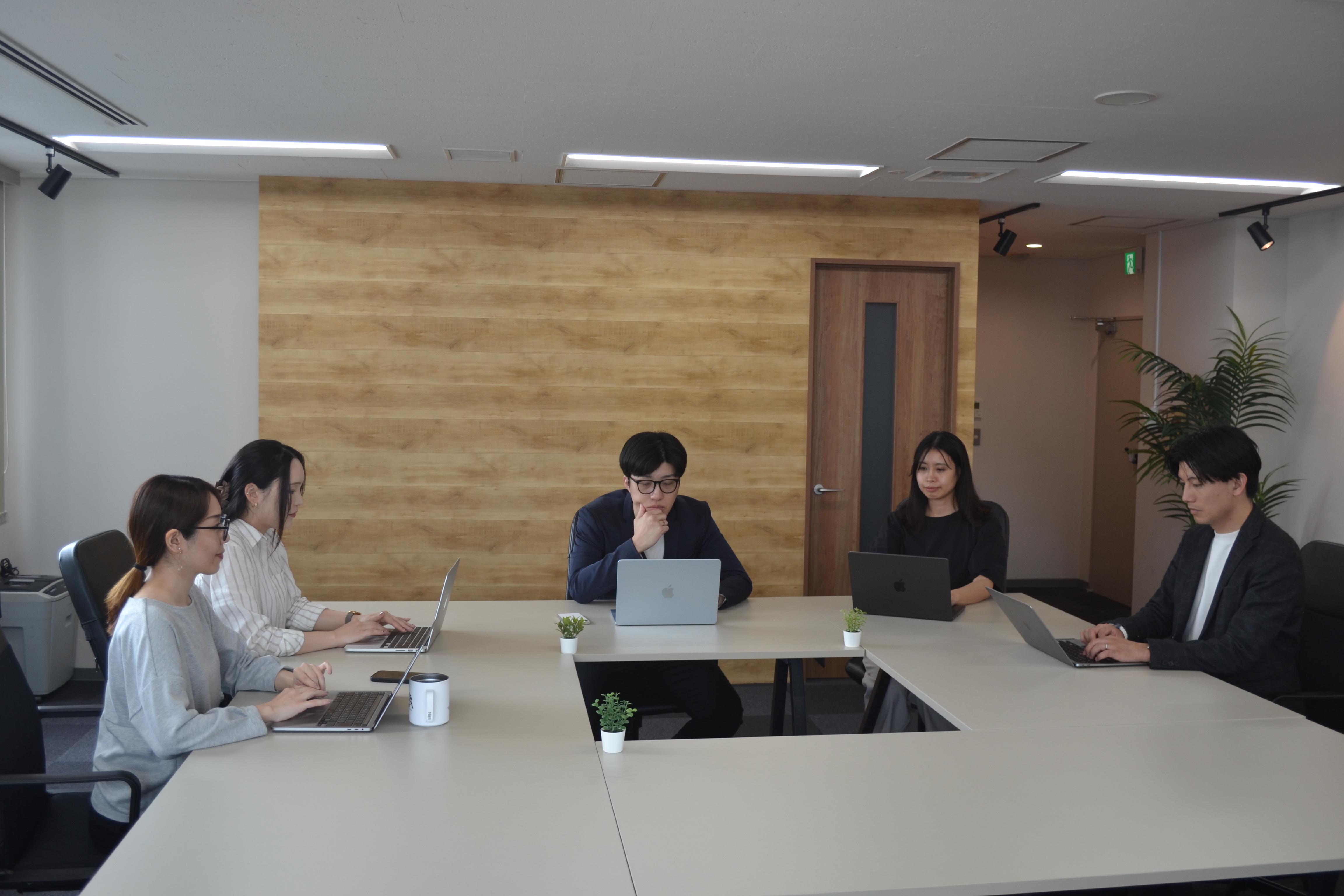 事業部の枠を超えて集まるミーティングでは、自由で闊達なアイデアが飛び交います。
そこから生まれるのは、まだ世の中に存在しない新しいサービスや企画。仲間と共に未来をつくる興奮が、日常の仕事にあふれています。