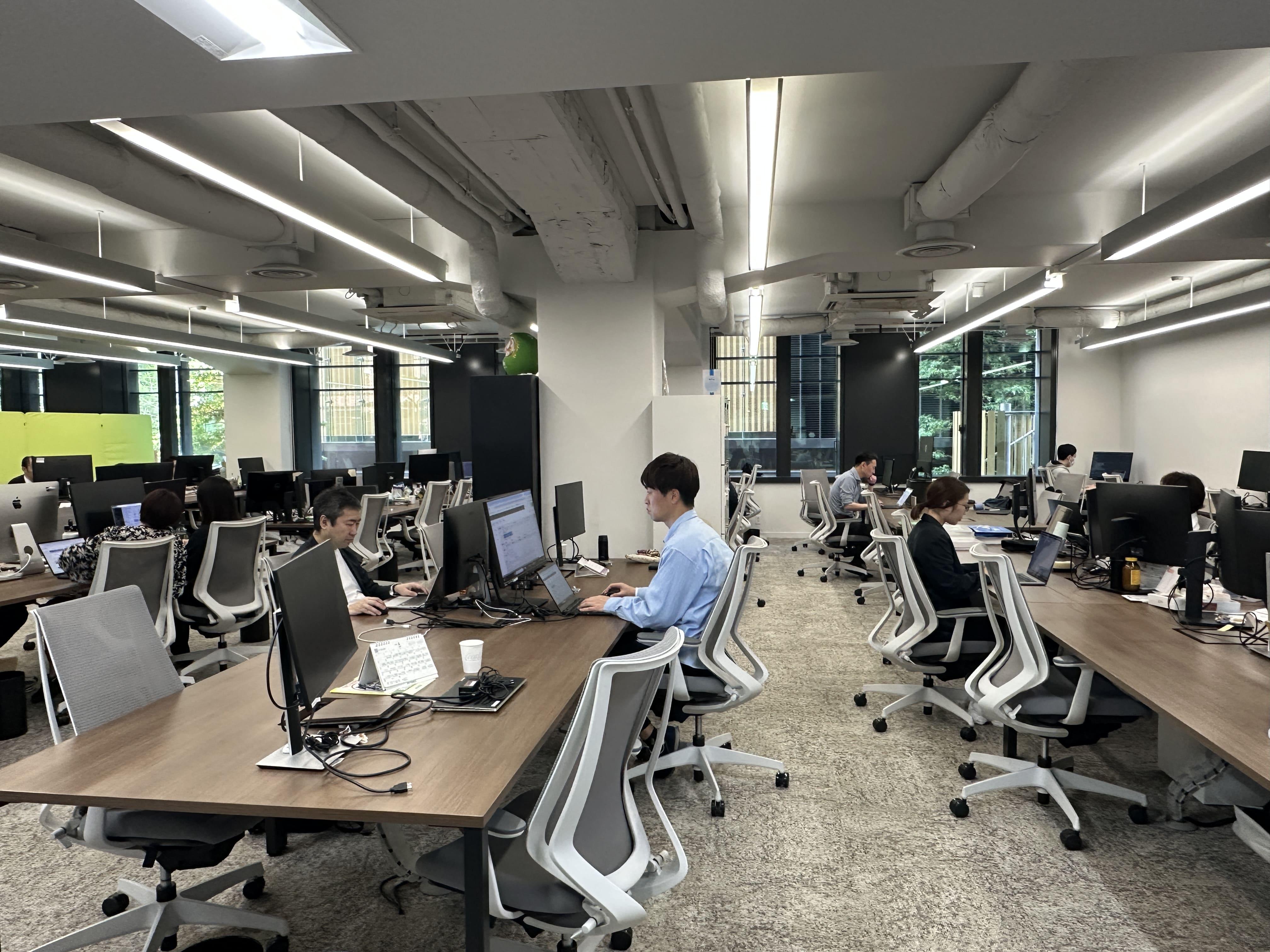 本社はFINOLAB２階。フリーデスク採用しています。本社以外はweworkに入居。