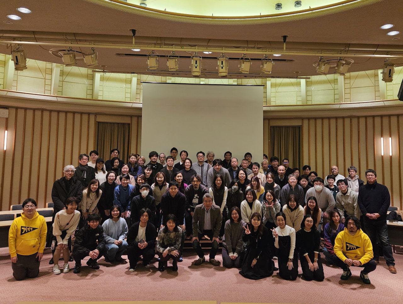 共同通信グループ内でも比較的若い同社は風通しも良く、この時代に社員旅行を毎年行っており（コロナ禍を経て）2023年度再開。コミュニケーションも活発なようだ。写真は2024年度訪れた富山県（社員総会会場にて）。