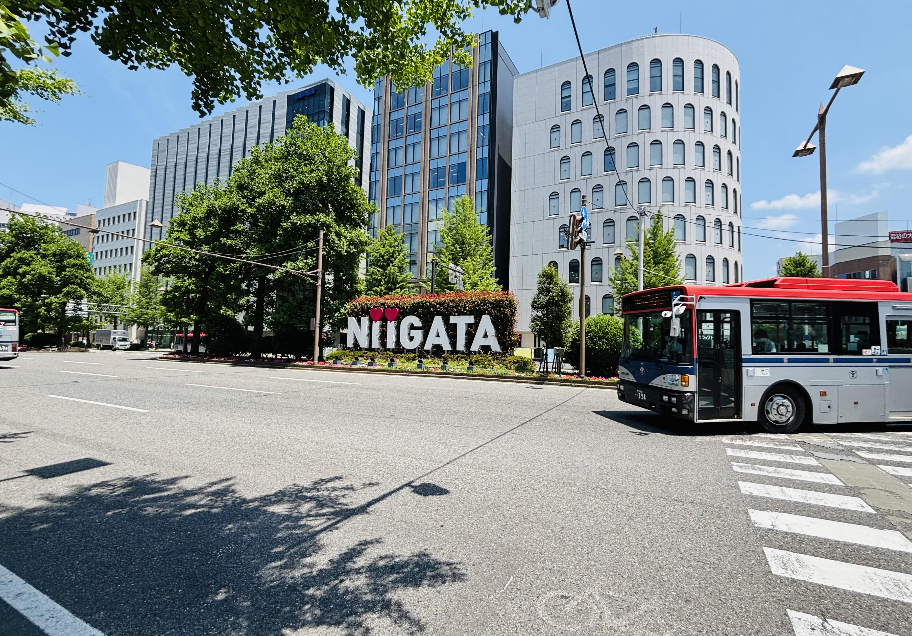 新潟駅万代口改札より徒歩3分の新潟オフィス。1Fにはコンビニありという好立地で通勤至便。